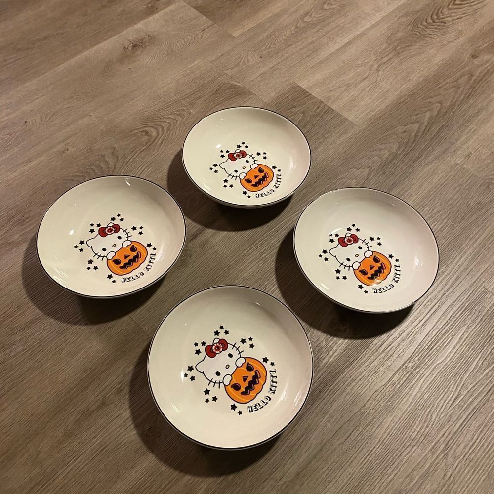 Hello Kitty Halloween Plates - Picture 5 of 5